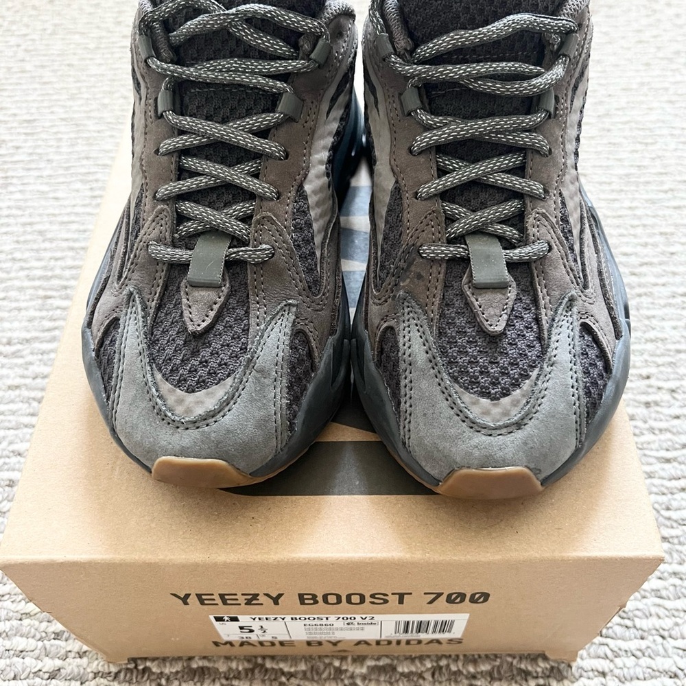 Size 5.5 - adidas Yeezy Boost 700 V2 Geode